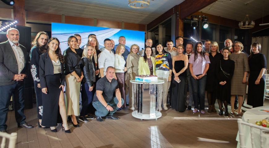 С днем компании и профессиональным праздником всех!